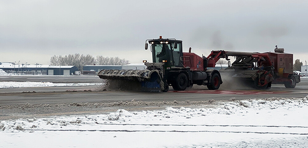 Équipement d'entretien hivernal sur le terrain d'aviation.